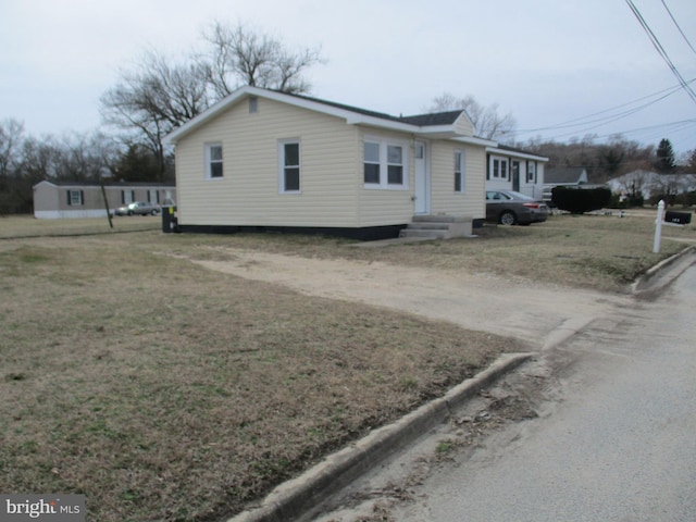 view of front of home featuring a front lawn