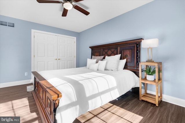 bedroom featuring ceiling fan, dark hardwood / wood-style floors, and a closet