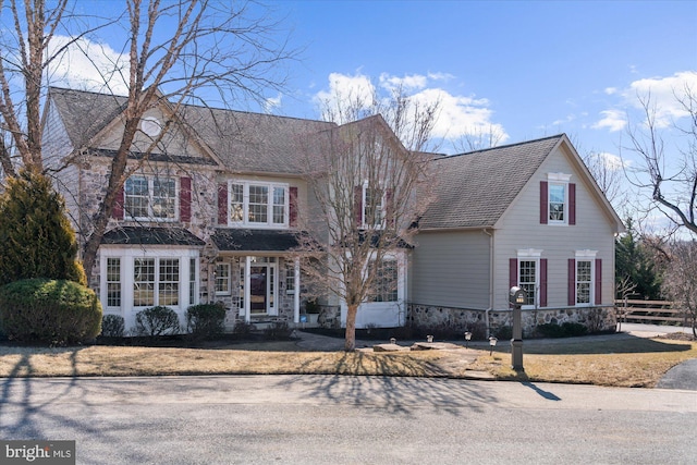 view of front of home featuring a front lawn