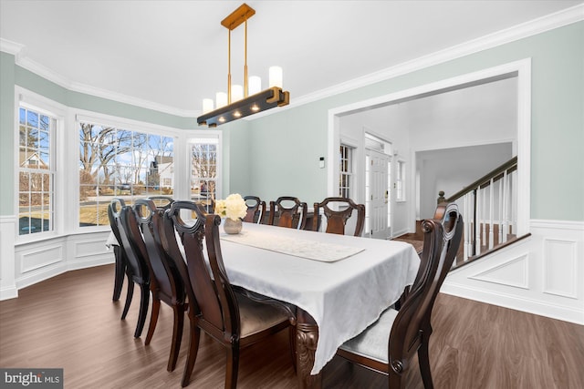 dining space featuring crown molding, dark hardwood / wood-style flooring, and a notable chandelier