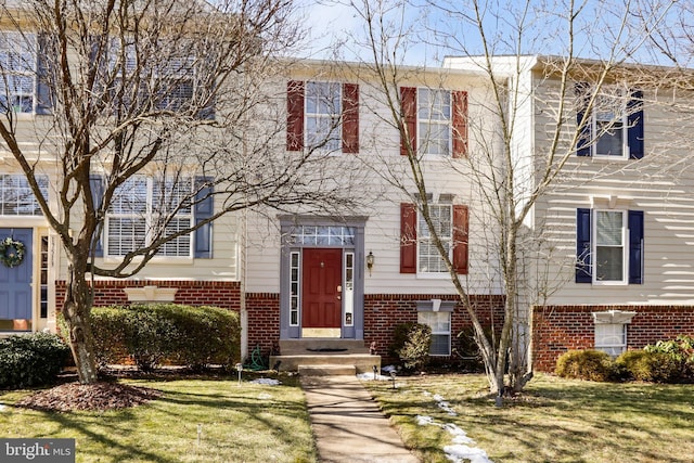 multi unit property featuring a front yard