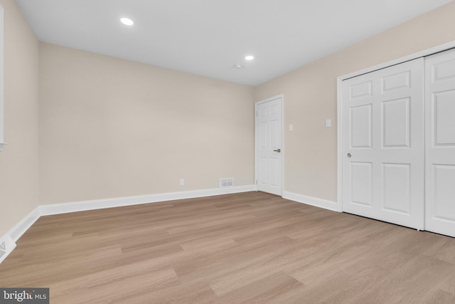 unfurnished bedroom featuring recessed lighting, visible vents, light wood-style flooring, and baseboards