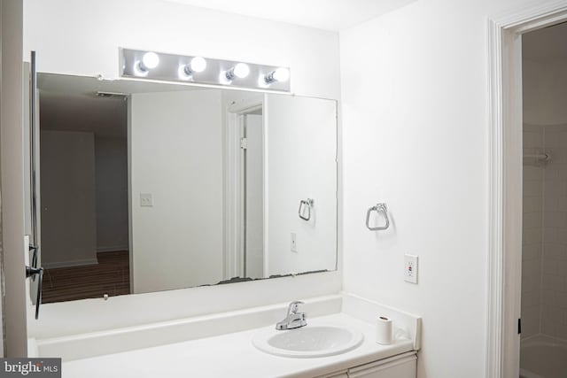 bathroom with vanity and tiled shower / bath