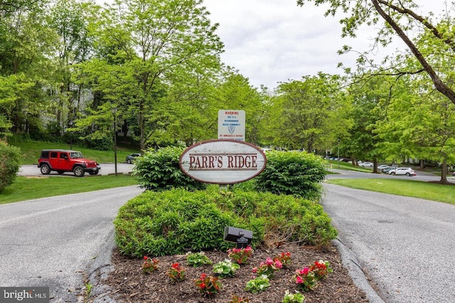 view of community / neighborhood sign