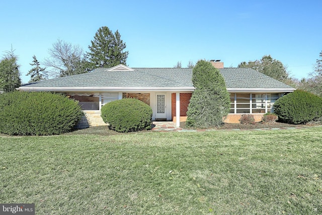 single story home featuring a front lawn