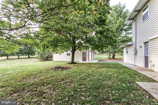 view of yard with an outbuilding