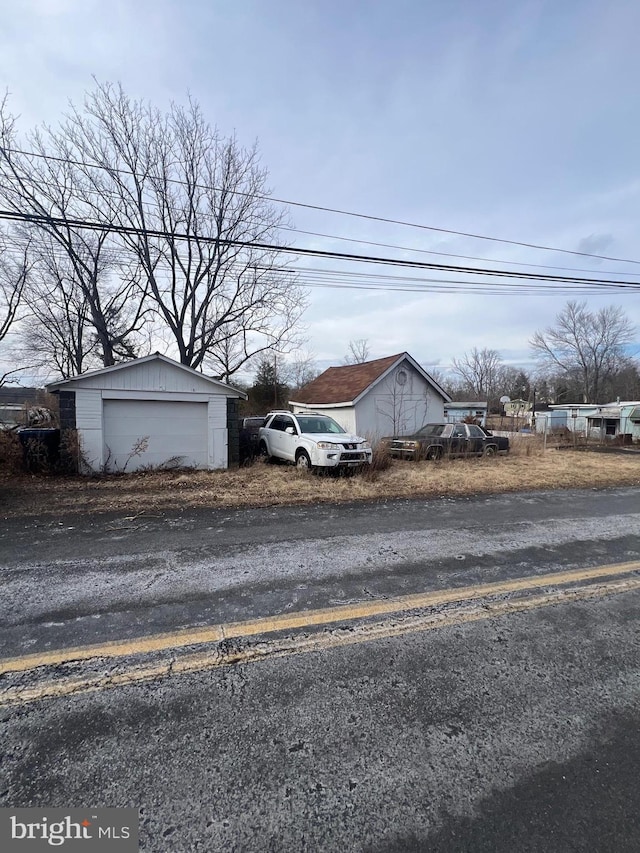 view of front of property featuring an outbuilding and a detached garage