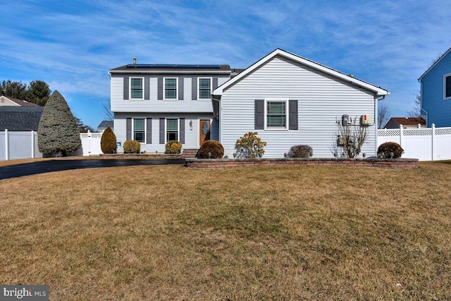 view of front property featuring a front yard