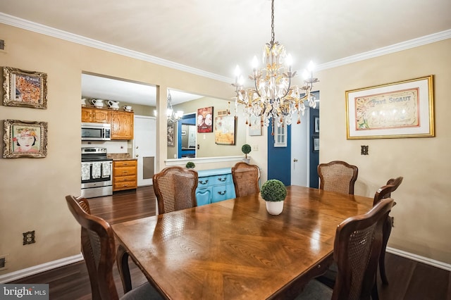 dining room with a notable chandelier, dark wood-type flooring, and crown molding