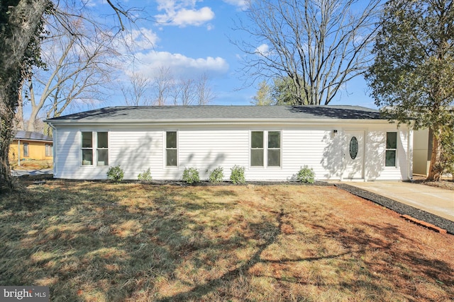 view of front facade with a front yard