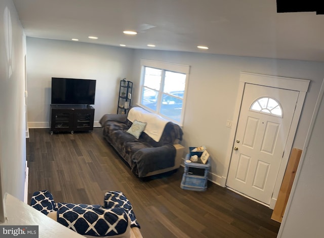 living area with baseboards, dark wood-style flooring, and recessed lighting