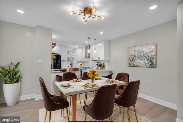 dining space featuring recessed lighting, light wood-type flooring, and baseboards