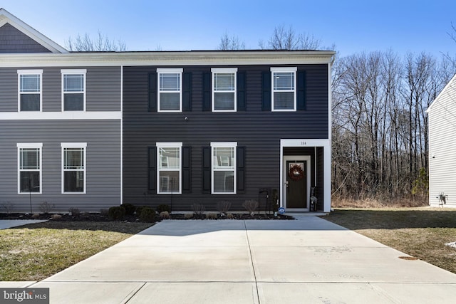 view of front of house featuring a front lawn