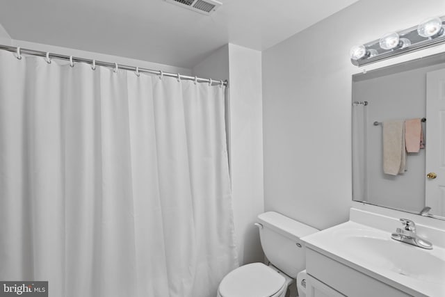 full bath featuring curtained shower, visible vents, vanity, and toilet