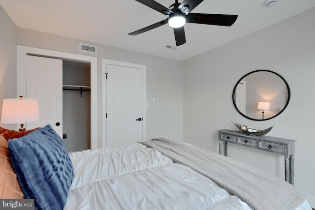 bedroom with ceiling fan, a closet, and visible vents