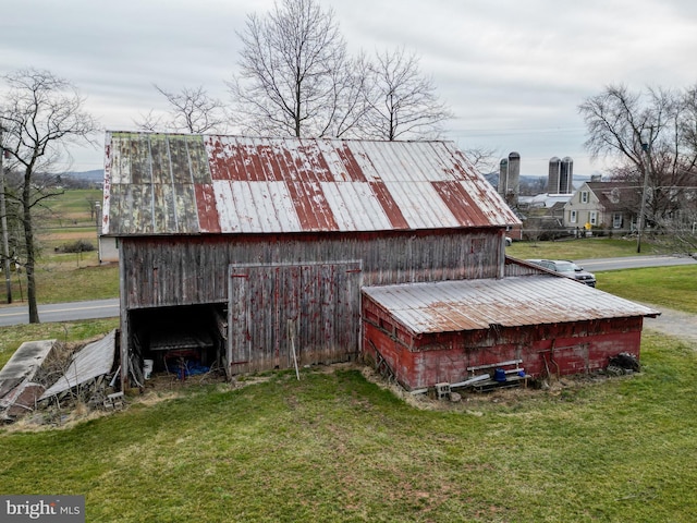 view of barn with a yard