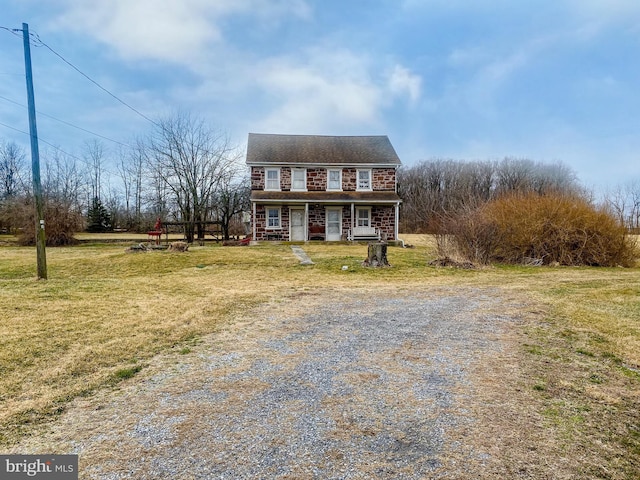 view of front of home featuring a front lawn and driveway