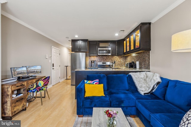 living room with baseboards, visible vents, crown molding, light wood-style floors, and recessed lighting