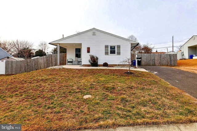 view of front facade featuring fence and a front lawn