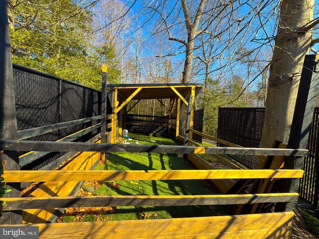 view of yard with an outdoor structure