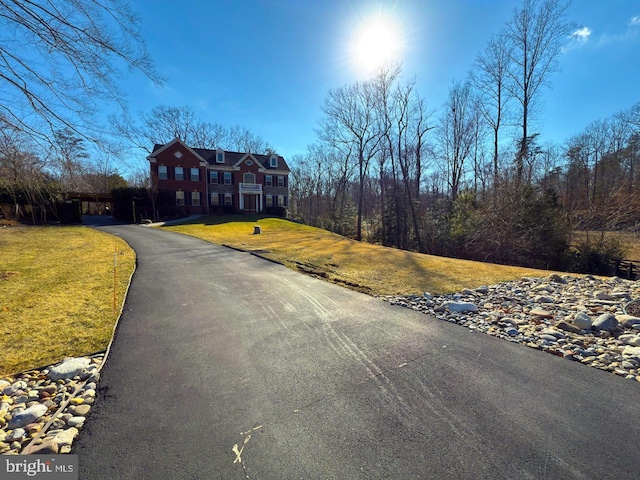 view of front of house featuring driveway and a front yard