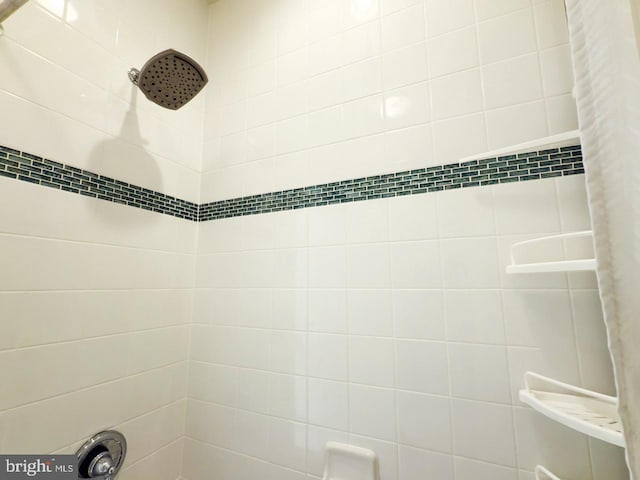 room details featuring tiled shower