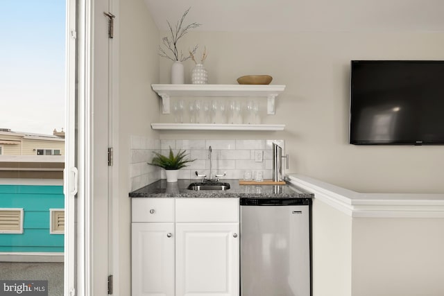 bar featuring indoor wet bar, a sink, backsplash, and dishwashing machine