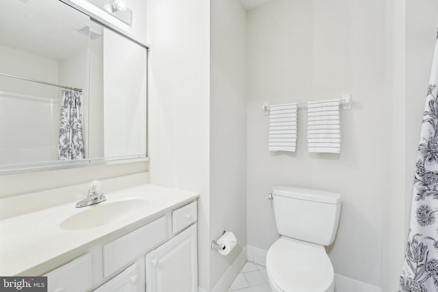 full bath with visible vents, a shower with shower curtain, toilet, vanity, and baseboards