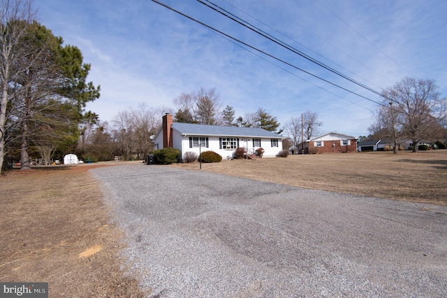 ranch-style home featuring a front lawn