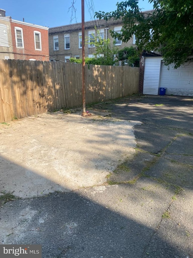 view of yard with an outbuilding