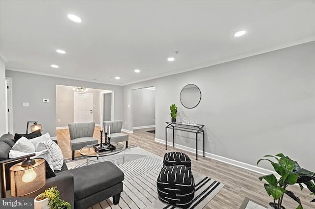 living room with light wood-style floors, recessed lighting, crown molding, and baseboards