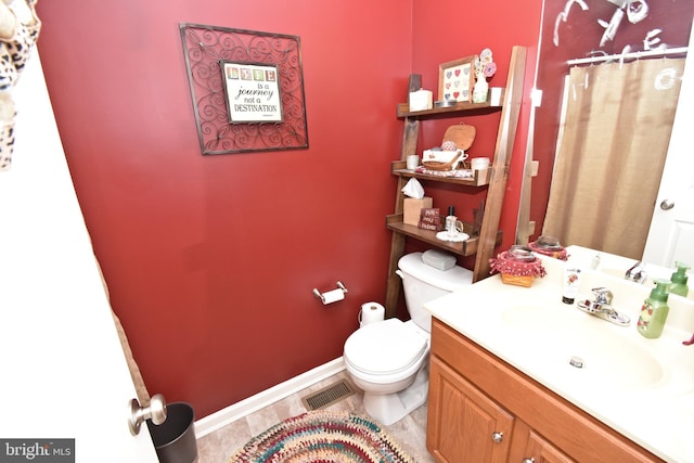 full bath featuring visible vents, a shower with shower curtain, toilet, vanity, and baseboards