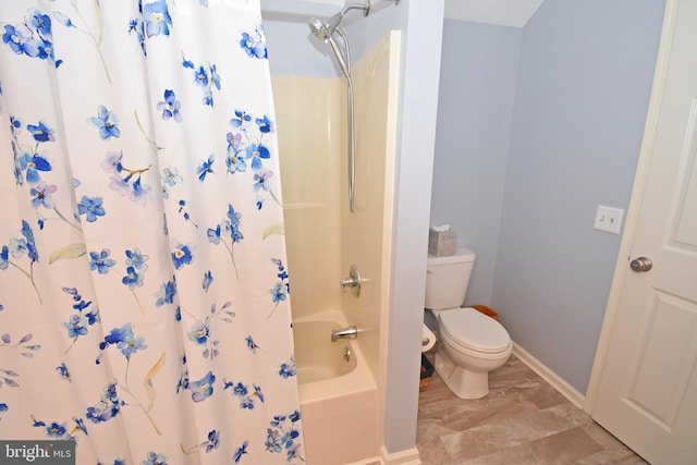 bathroom featuring baseboards, shower / tub combo with curtain, and toilet