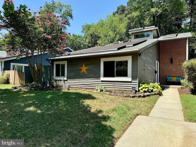 view of front of home featuring a front yard