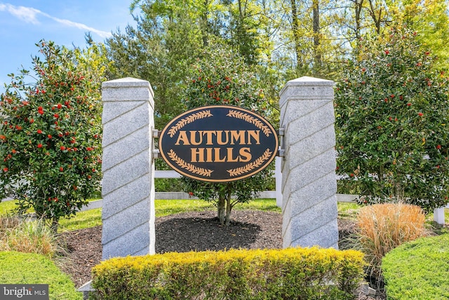 view of community / neighborhood sign