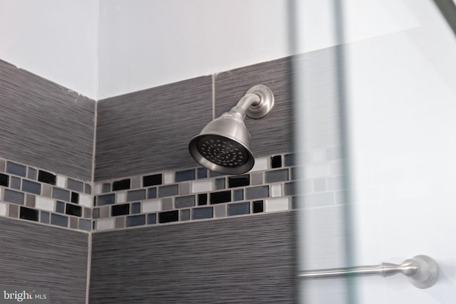 details featuring a tile shower