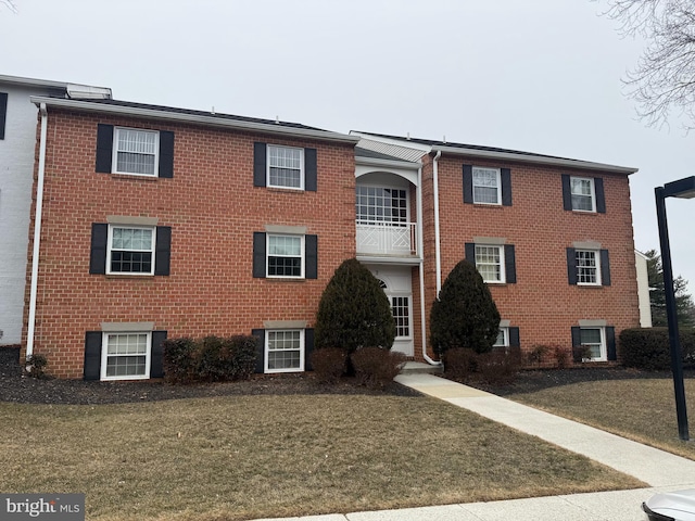 view of front facade featuring a front lawn