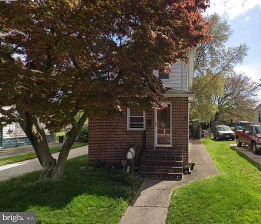 view of front of house featuring a front lawn