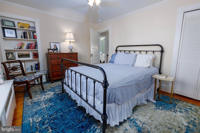 bedroom with ornamental molding, dark wood-style flooring, and a ceiling fan