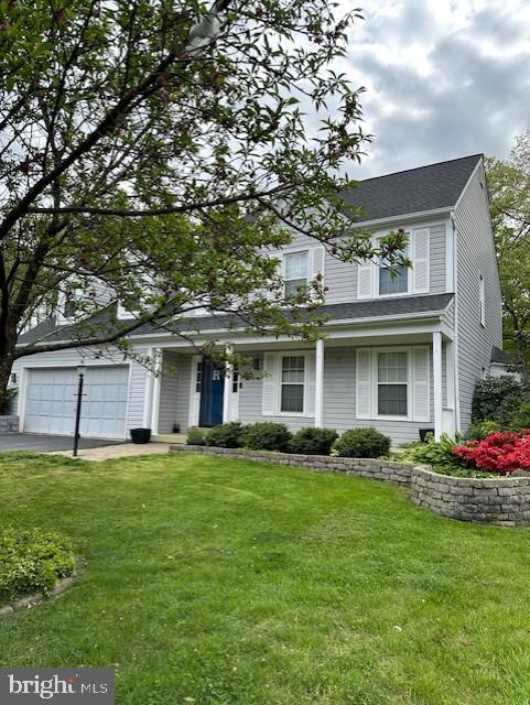 view of front of house featuring a front yard