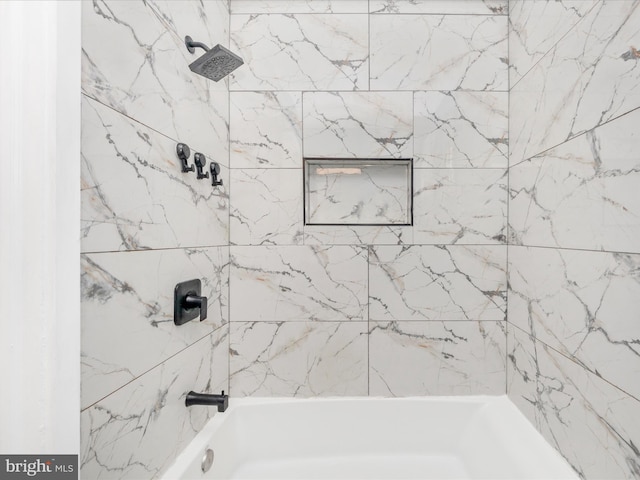 bathroom featuring tiled shower / bath combo