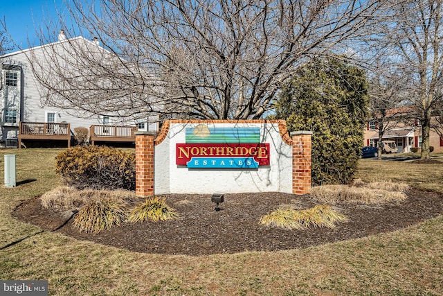 community sign with a yard