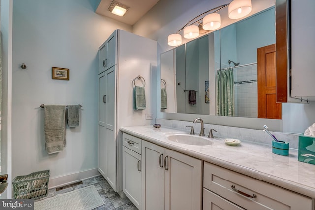 bathroom featuring visible vents, curtained shower, vanity, and baseboards