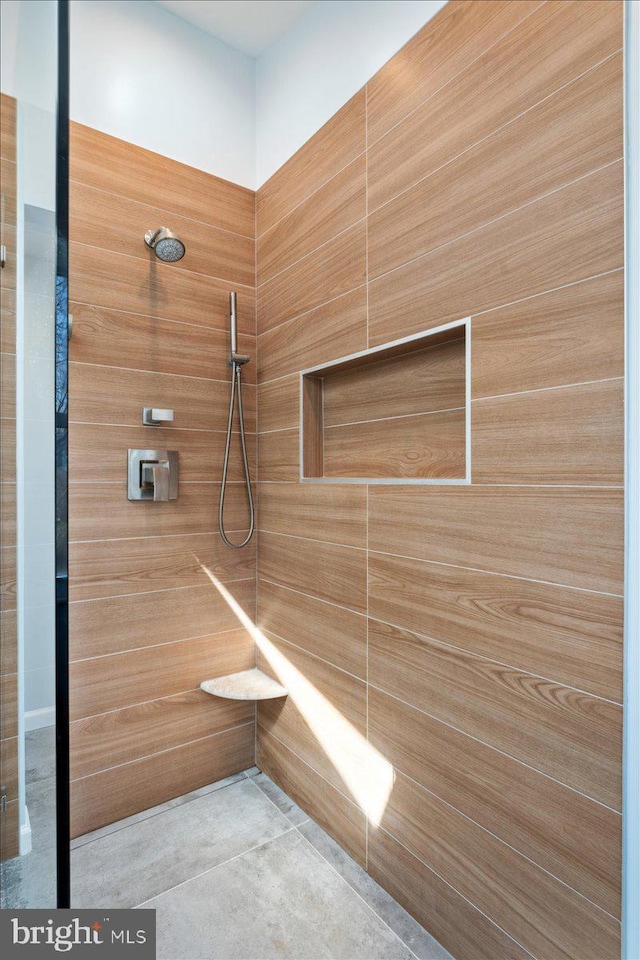 bathroom featuring a tile shower