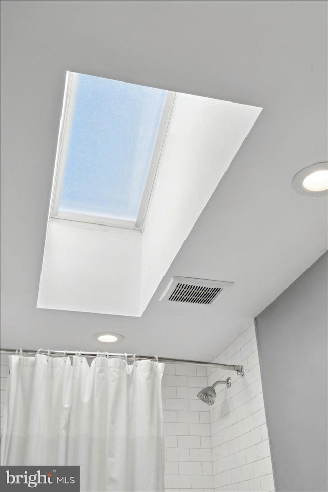 interior details with visible vents and a shower with curtain