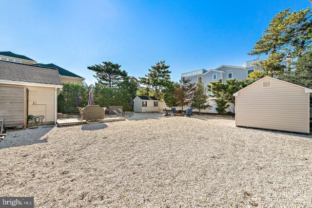 view of yard with a storage unit