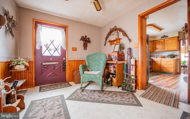 foyer entrance featuring ceiling fan