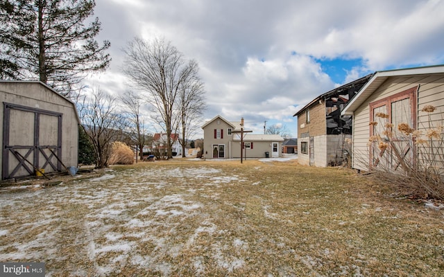 view of yard with a storage shed