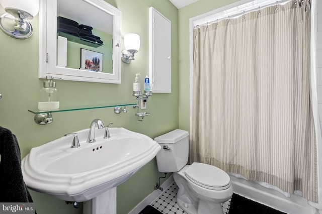 full bathroom with curtained shower, a sink, and toilet