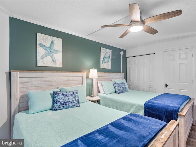 bedroom with ornamental molding, a closet, and a ceiling fan